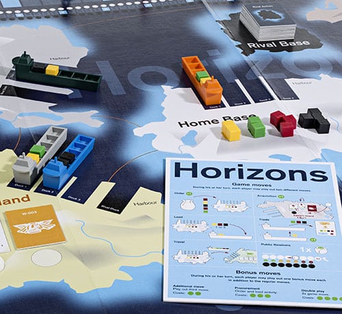 Die individuelle Spielentwicklung Horizons als fertiges Brettspiel: Handelsschiffe und Kundenkarten mit Reputation und Aufträgen.